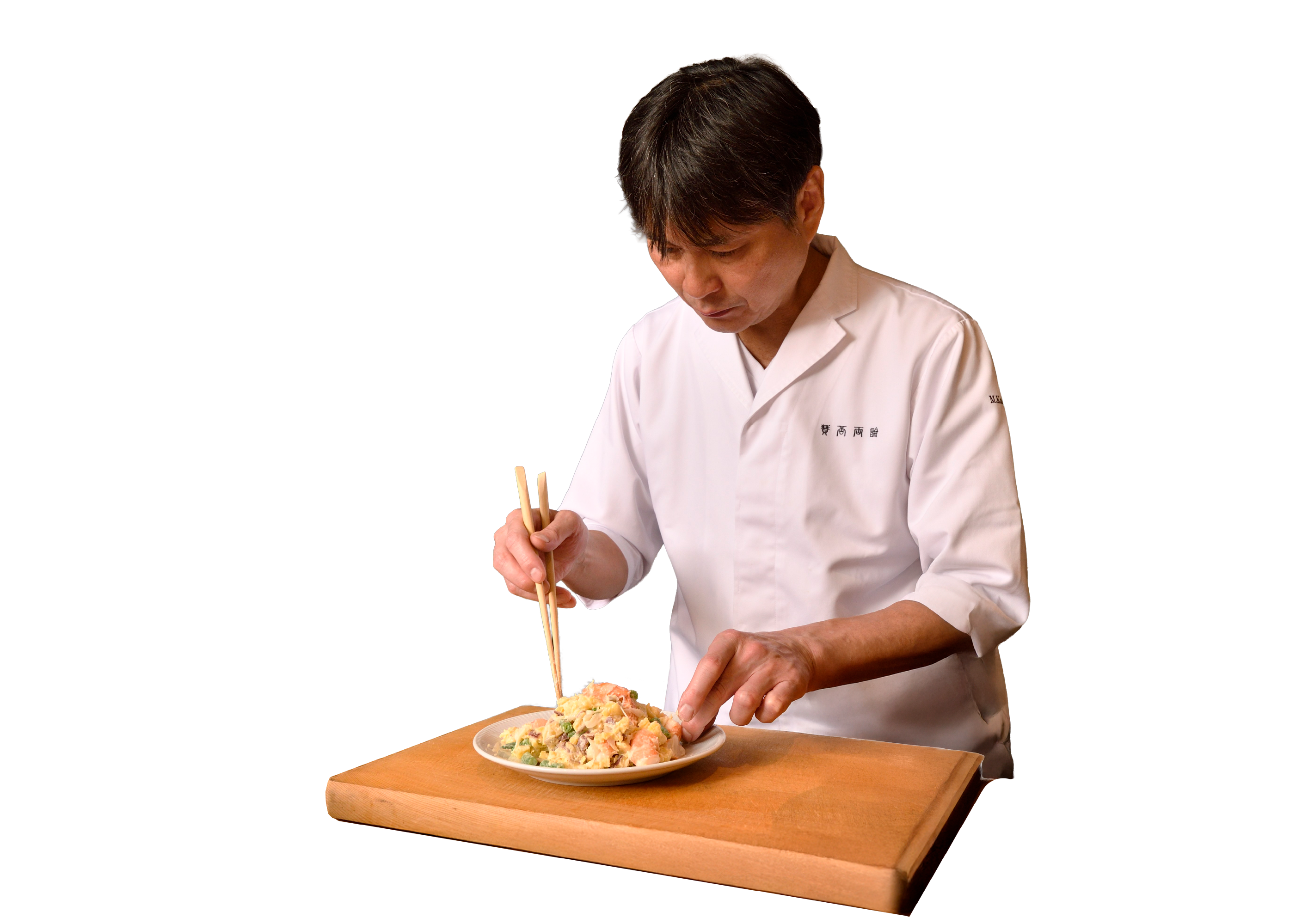 写真：料理を盛り付ける笠原将弘シェフ